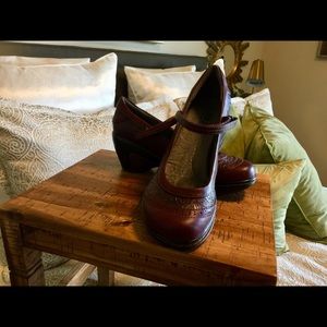 NWOT Jambu Memory Foam Mary Janes